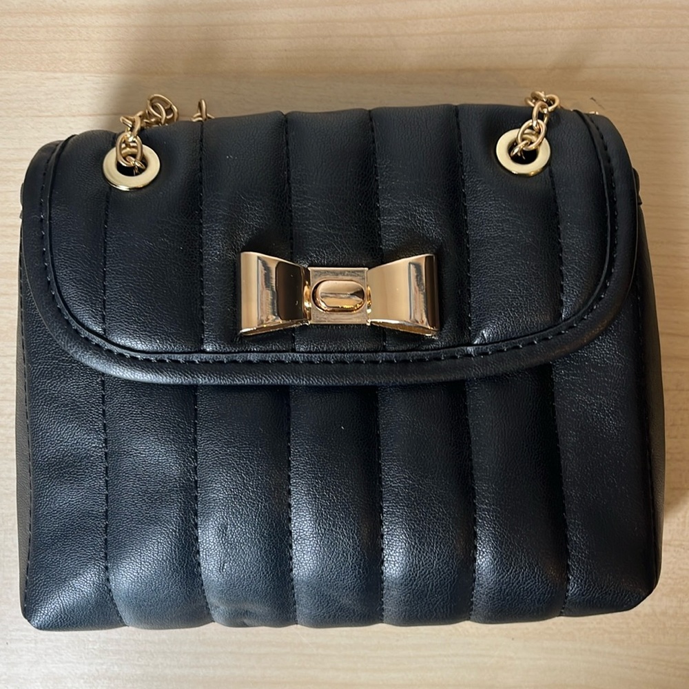 Cute black purse w gold bow